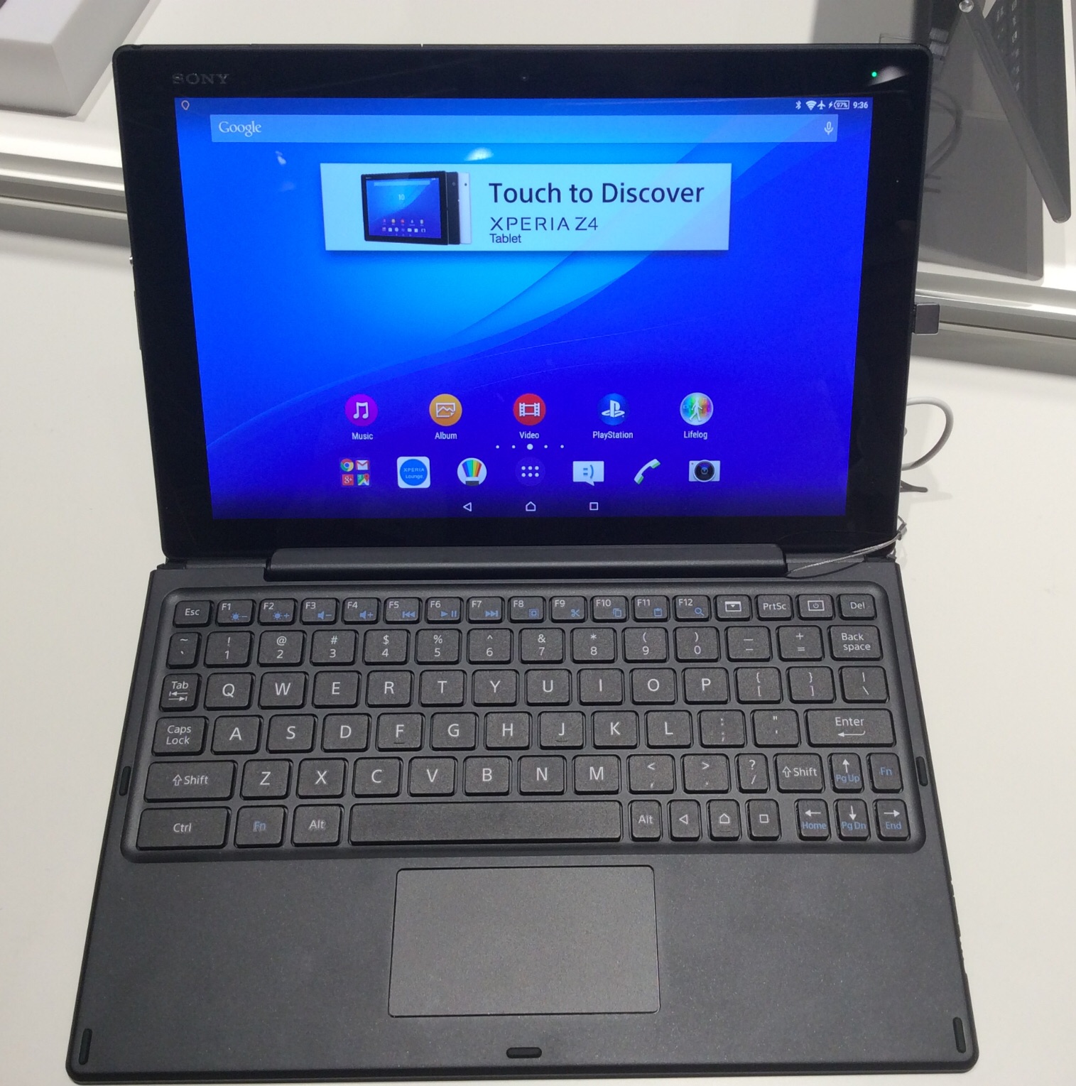 Xperia Z4 tablet WIFIモデル BKB50 純正キーボード付き+